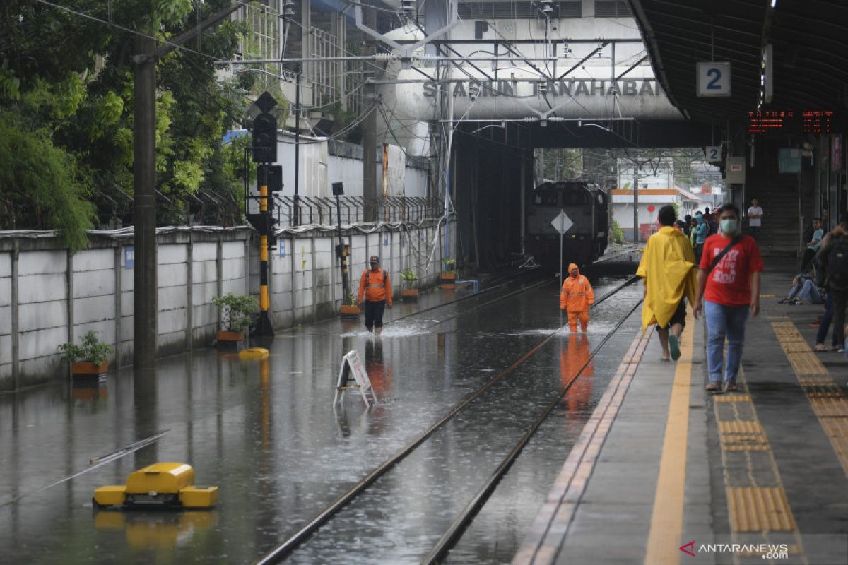 Empat kereta api jurusan Surabaya terlambat akibat banjir Jakarta