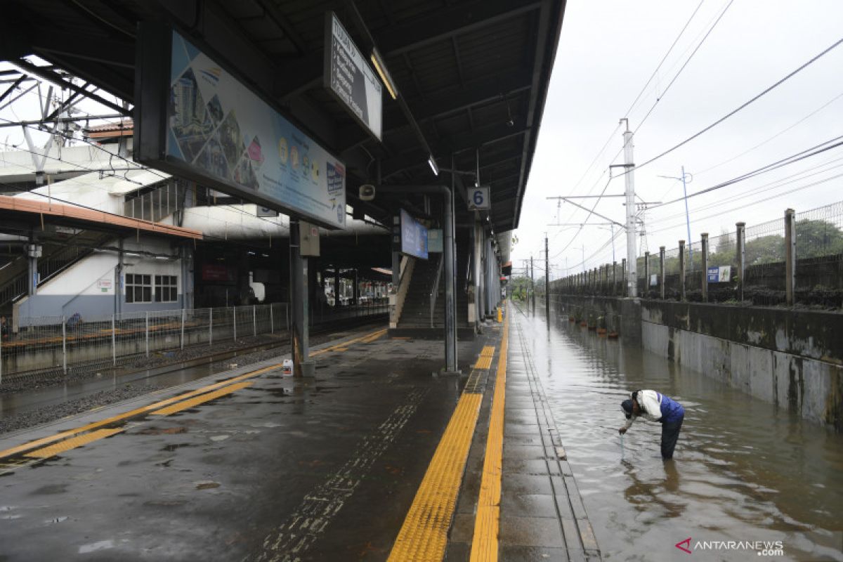 Banjir surut, Stasiun Tanah Abang kembali beroperasi
