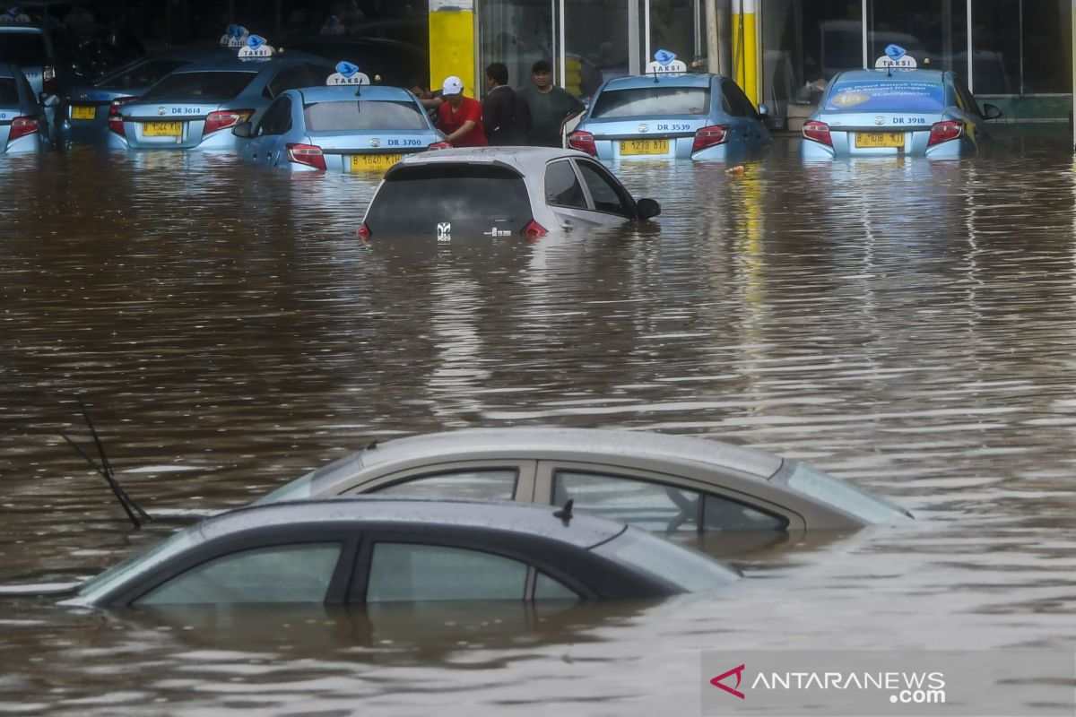 Hujan deras tanpa henti, banjir sapa Jakarta di awal 2020