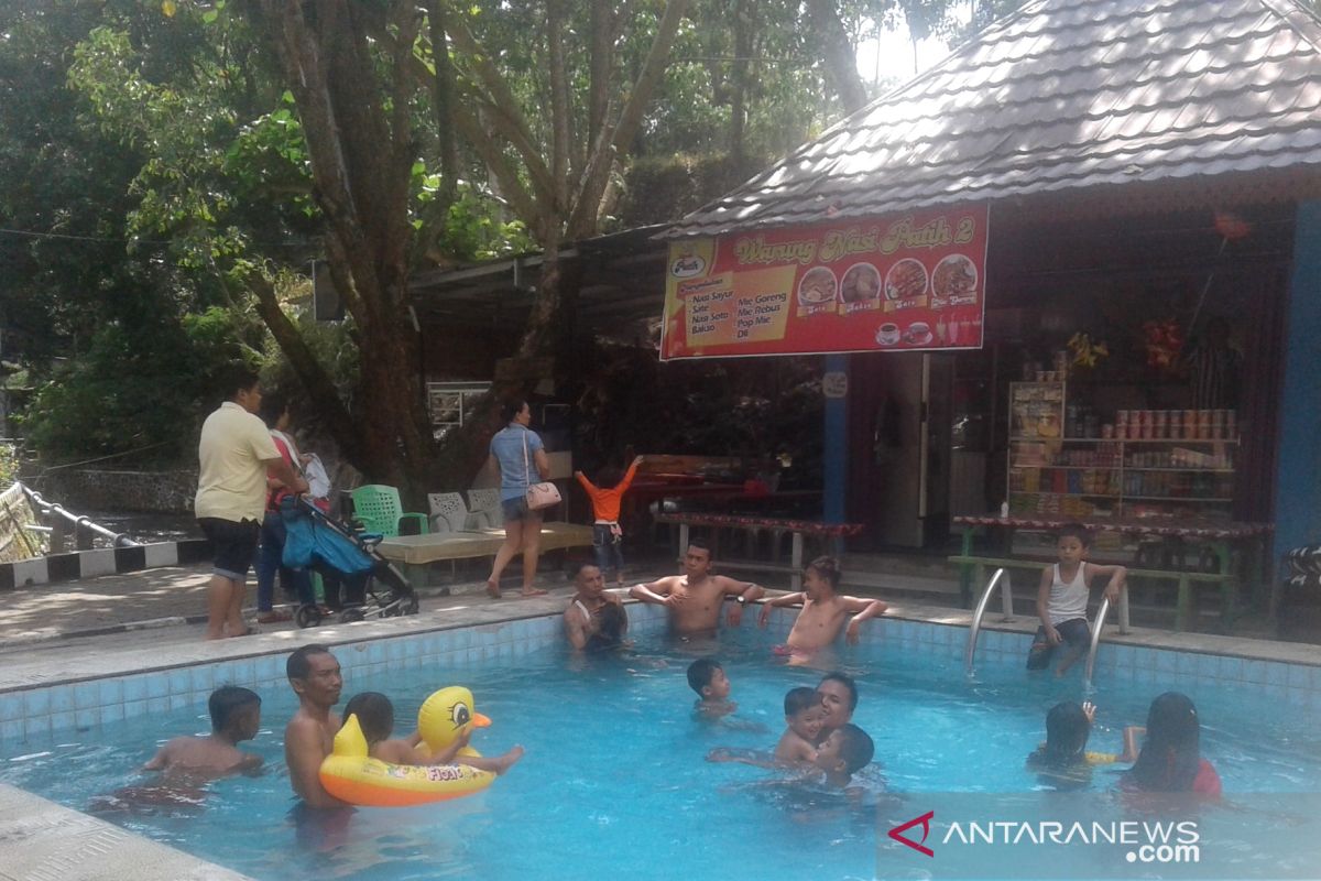 Objek wisata Suban Air Panas Curup Timur dipadati pengunjung