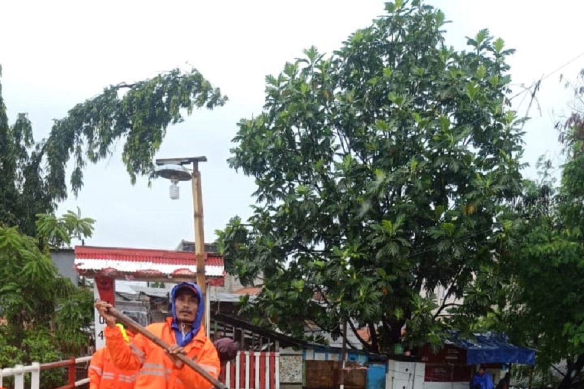 Atasi sampah akibat banjir, DLH Kota Tangerang kerahkan 105 petugas