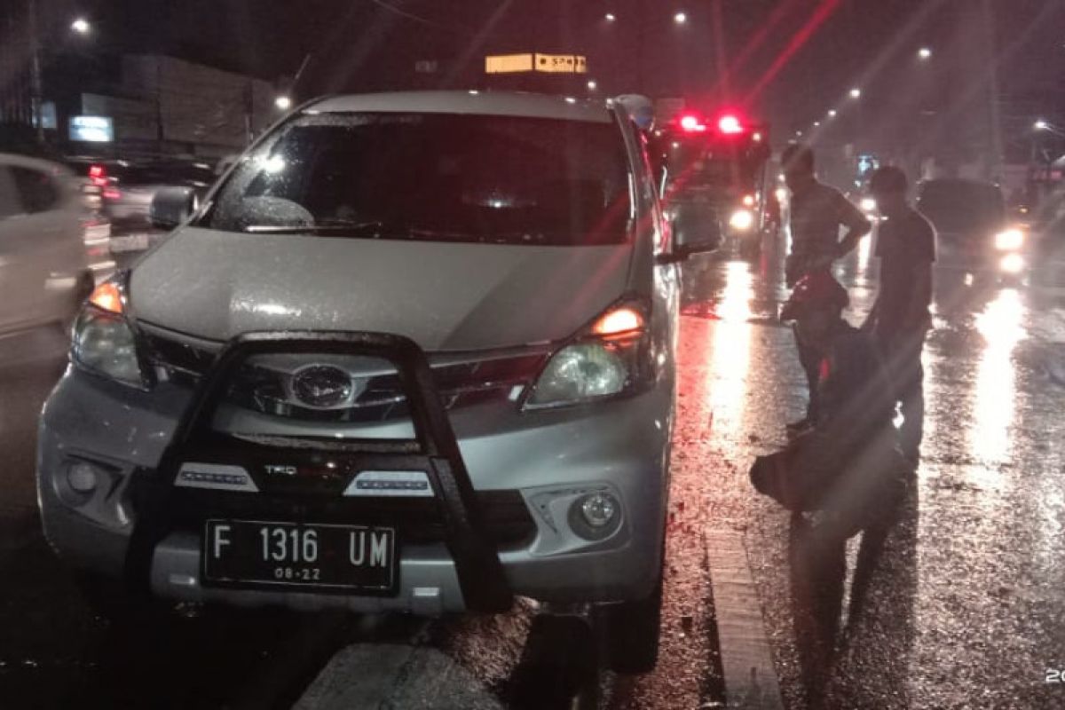 Sopir ngantuk, Avanza tersangkut pembatas jalan