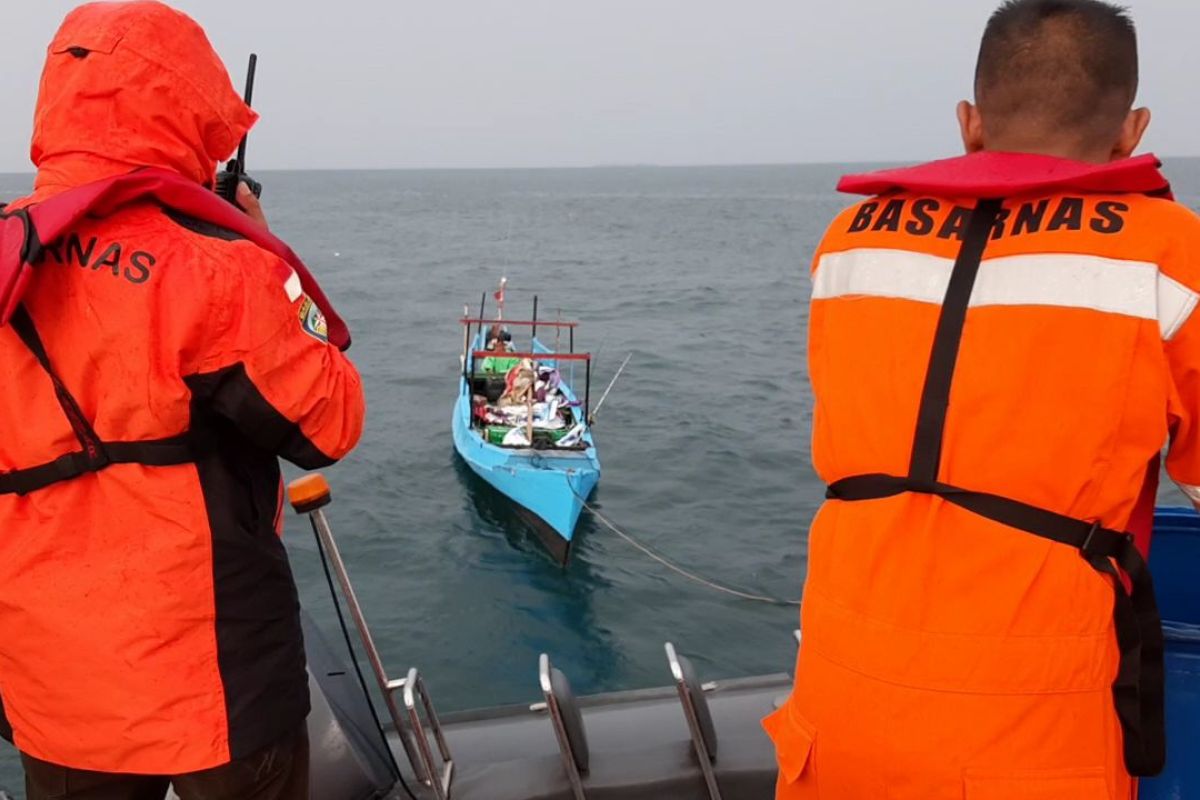 Basarnas evakuasi lima nelayan di perairan Pulau Barang Lompo