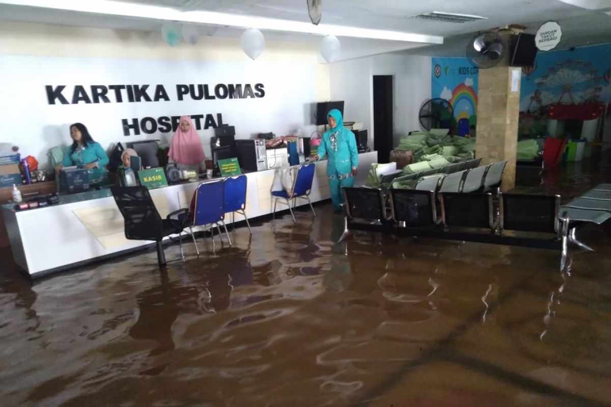 Banjir masih genangi RS Kartika Pulomas