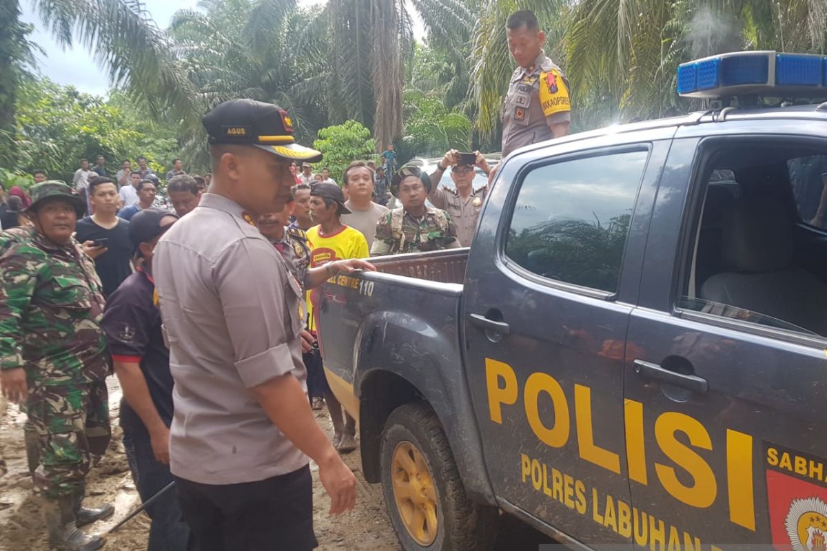 Kapolres Labuhanbatu pimpin evakuasi dua jenazah korban banjir besar