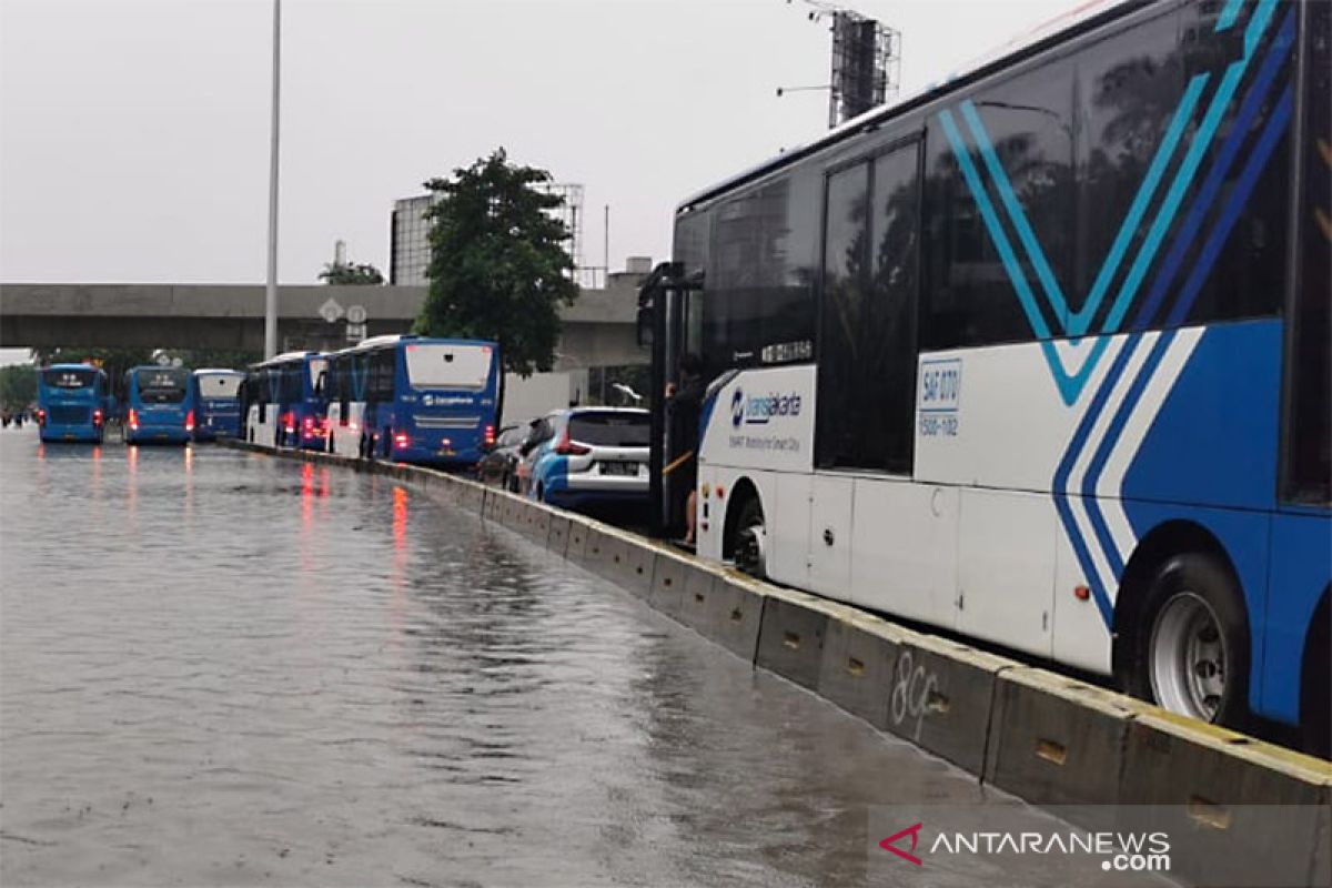 Transjakarta uji coba layani rute Koridor 3 usai lumpuh akibat banjir