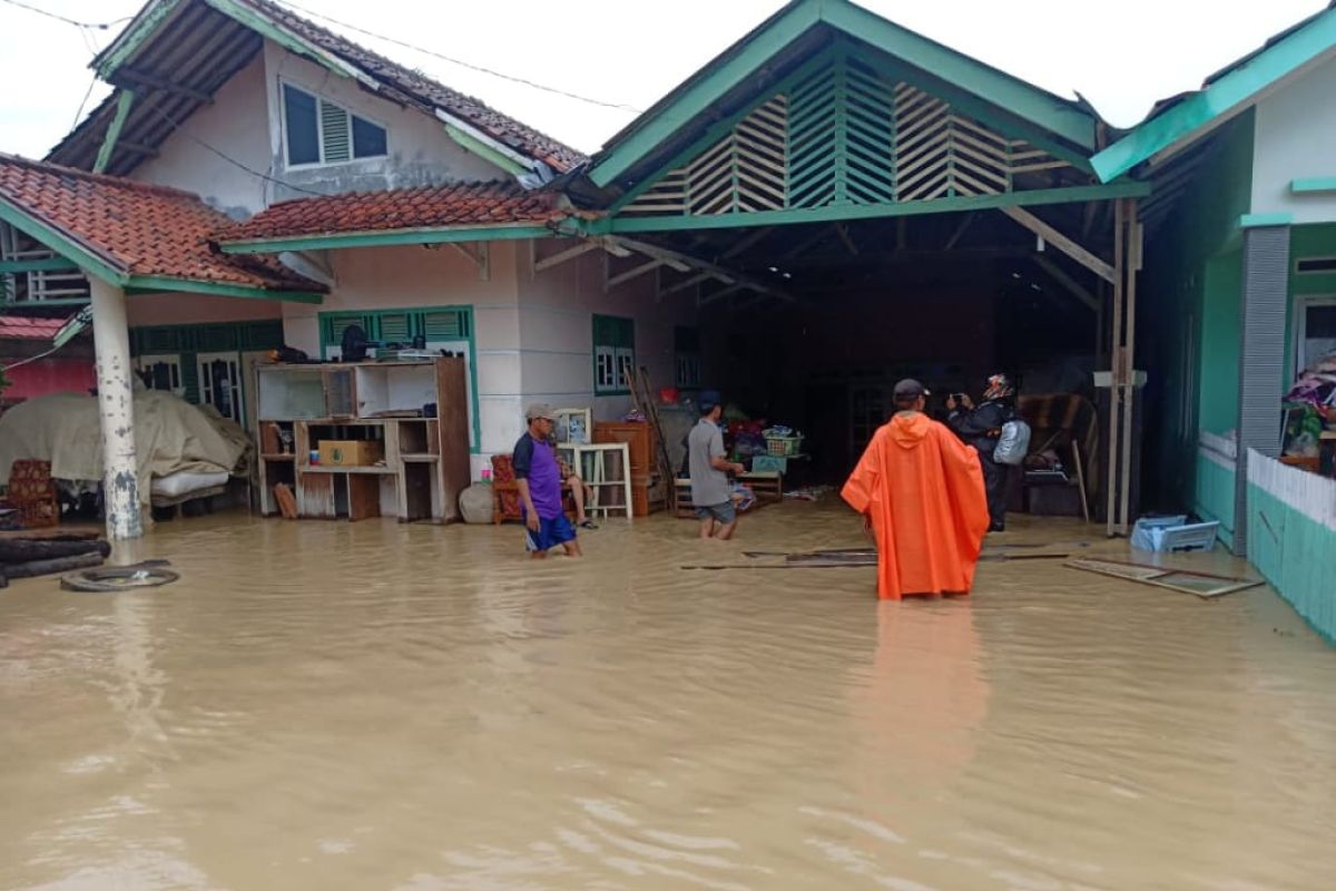 Banjir landa empat kecamatan di Karawang