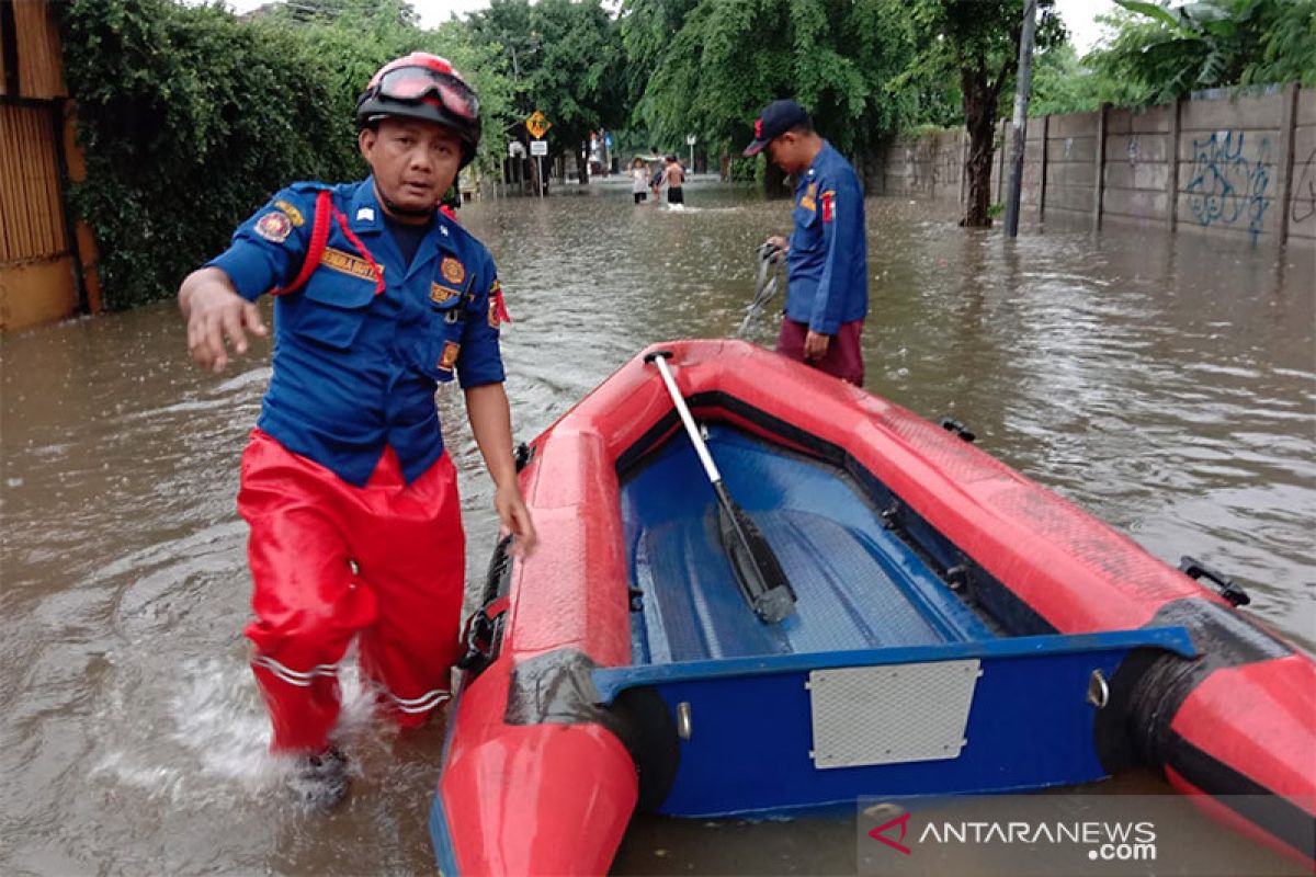 Landasan pacu Bandara Halim Perdanakusuma kebanjiran