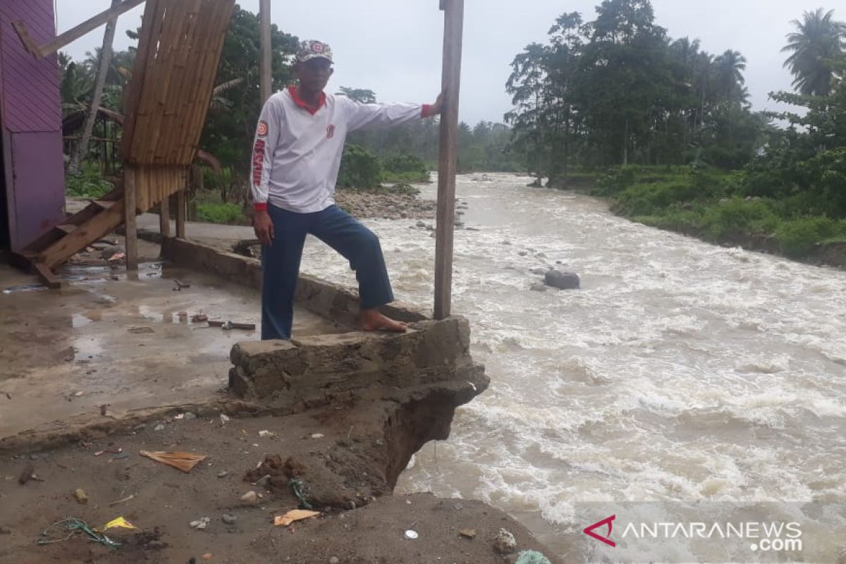 Abrasi sungai Motihelumo-Sumalata ancam jembatan lintas Sulawesi