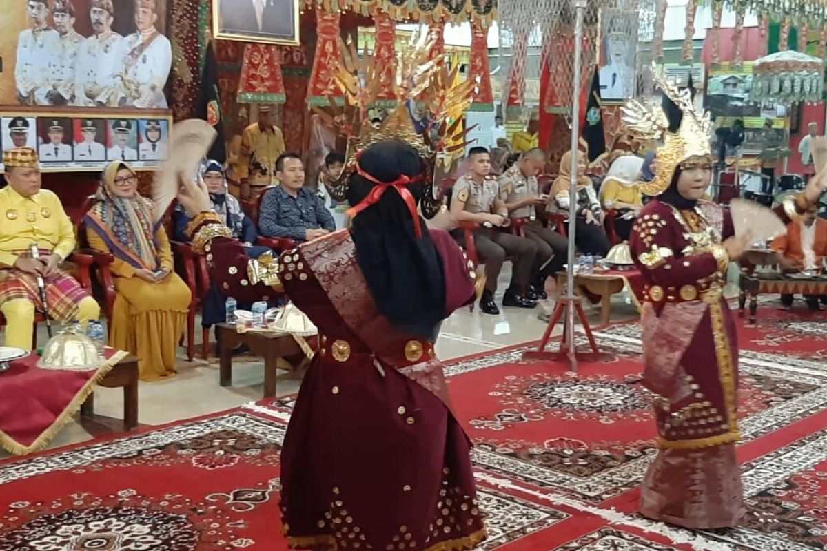 Ike Edwin gelar lomba tari Nyambai sambut tahun 2020