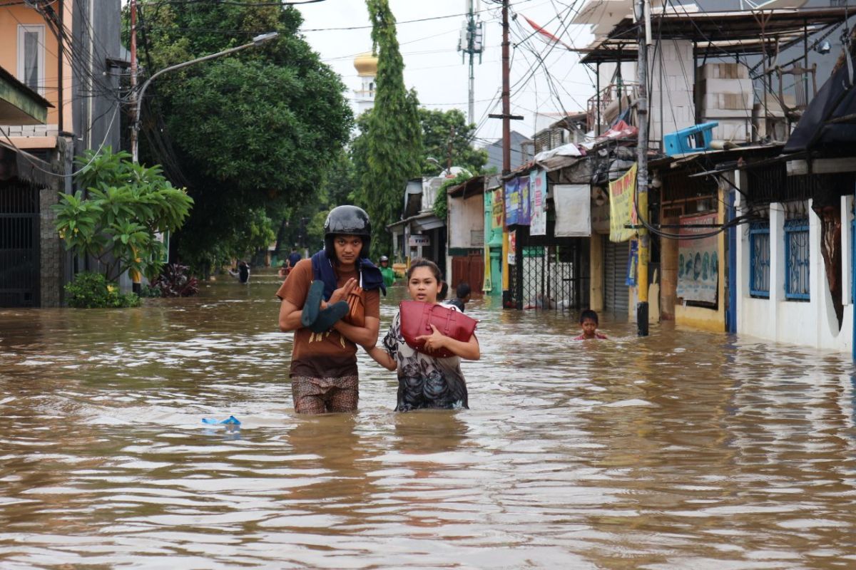 Genangan air di Pondok Jaya, Jakarta Selatan setinggi dada orang dewasa