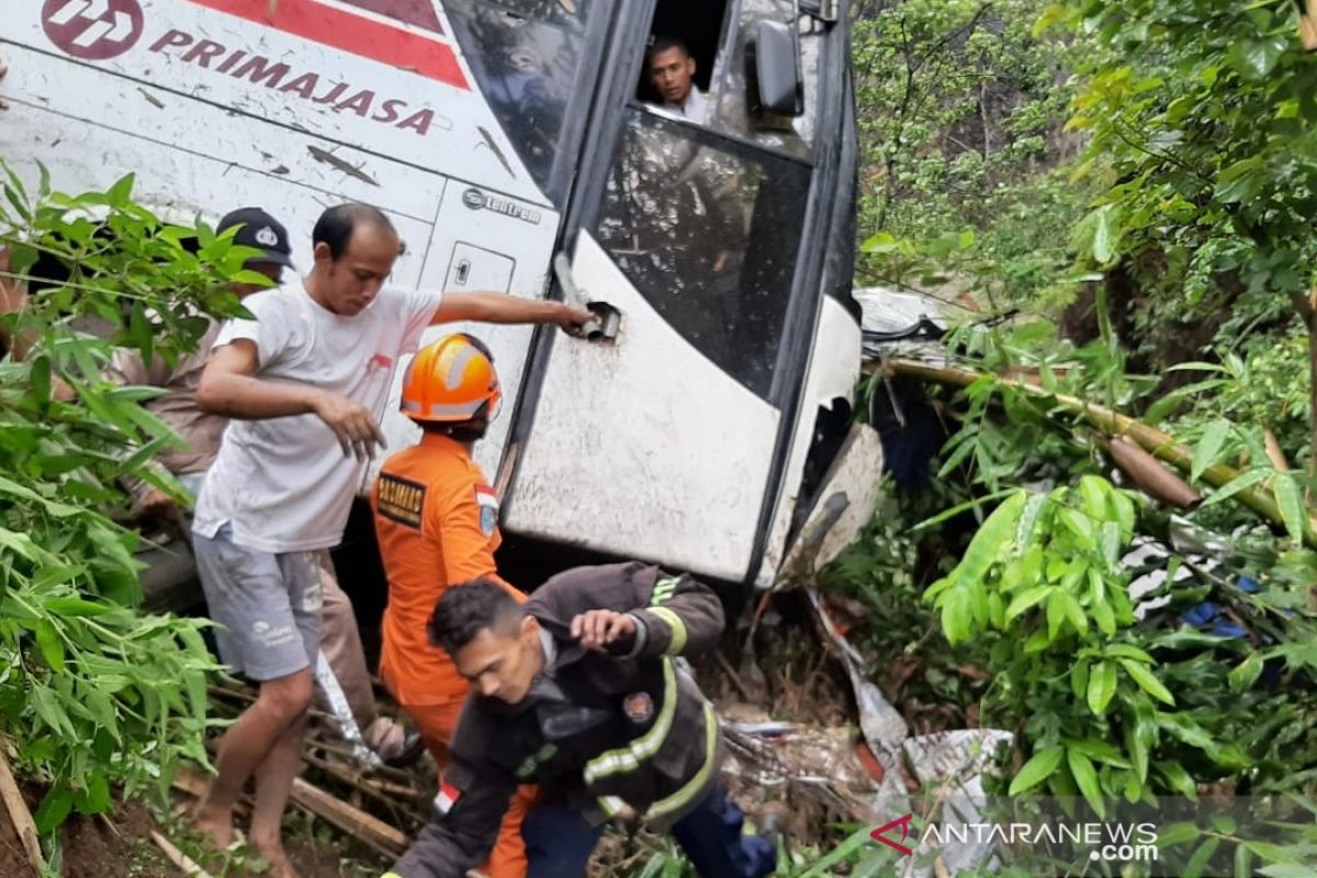 Bus terperosok ke jurang, penumpang terluka