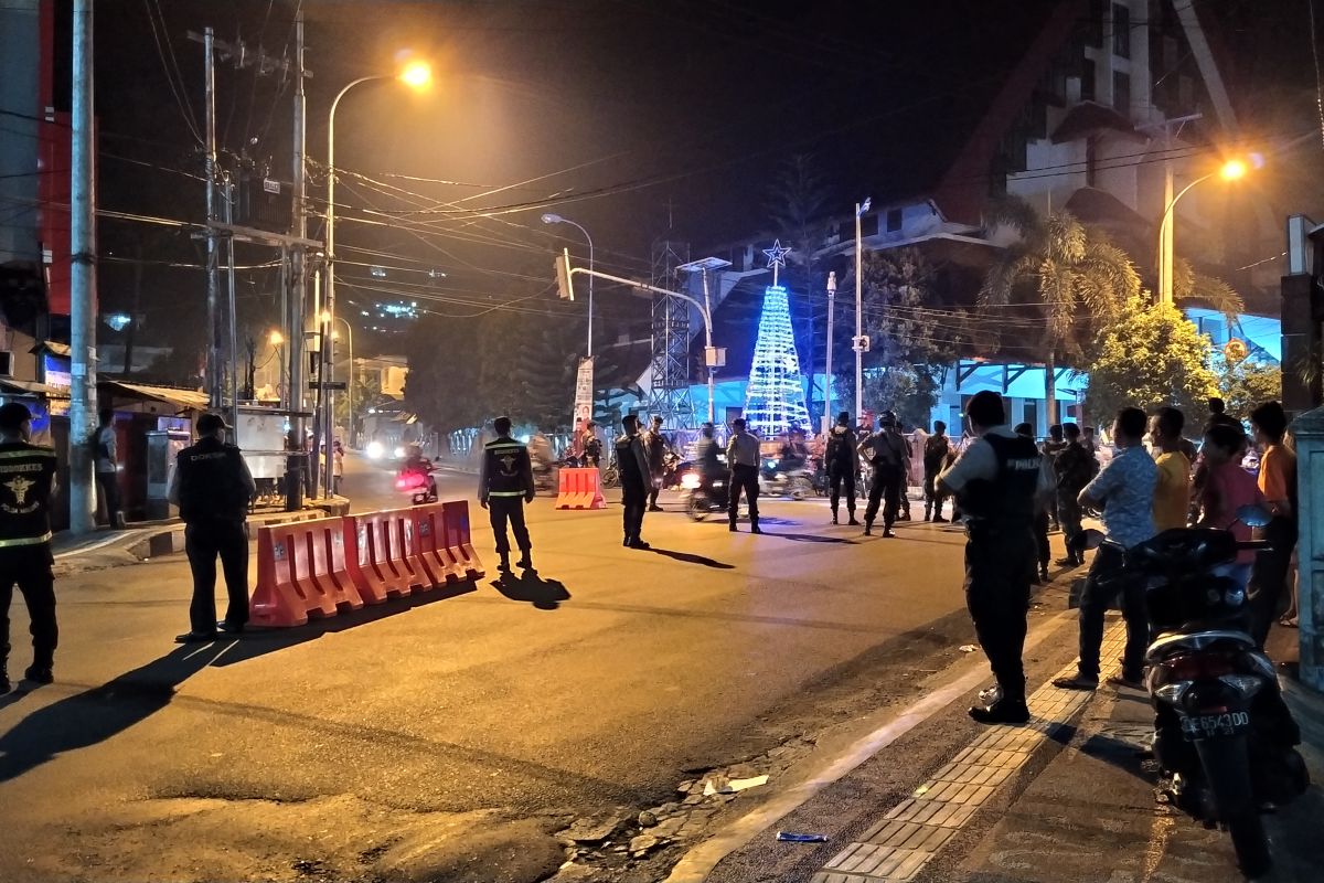 TNI-Polri sekat ruas jalan di Ambon saat perayaan Tahun Baru 2020