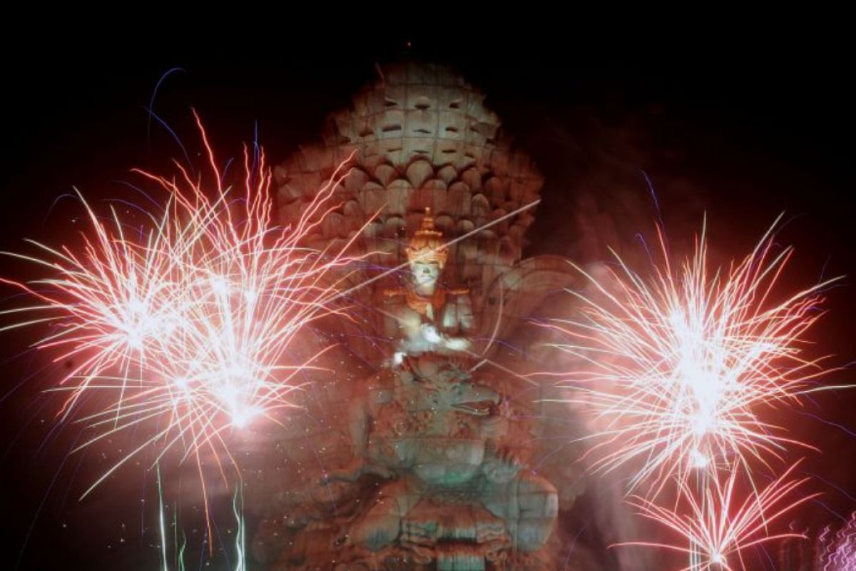 Pesta kembang api tahun baru di GWK