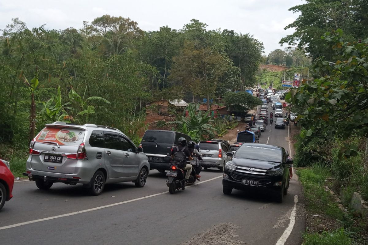 Wisatawan padati tempat wisata Lembah Hijau