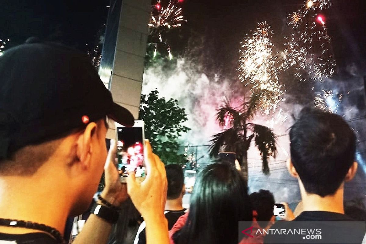 Ribuan warga Palangka Raya abadikan pesta kembang api