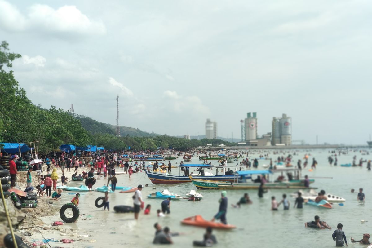Pantai Pasir Putih Lampung ramai wisatawan