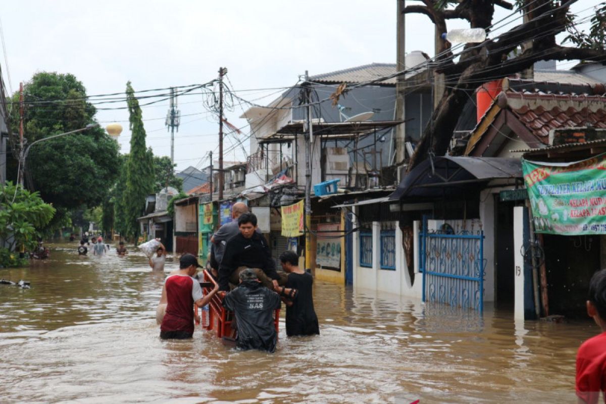 Warga manfaatkan gerobak sampah sebagai transportasi banjir