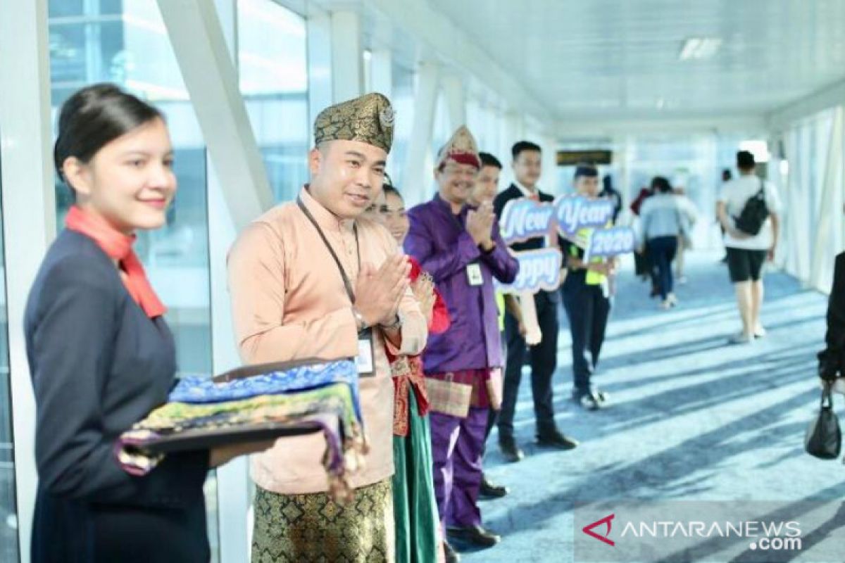 Tari Bedincak sambut kedatangan perdana di Bandara Depati Amir 2020