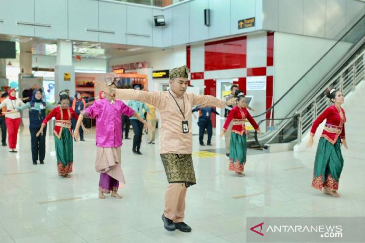 Tari Bedincak sambut kedatangan perdana di Bandara Depati Amir