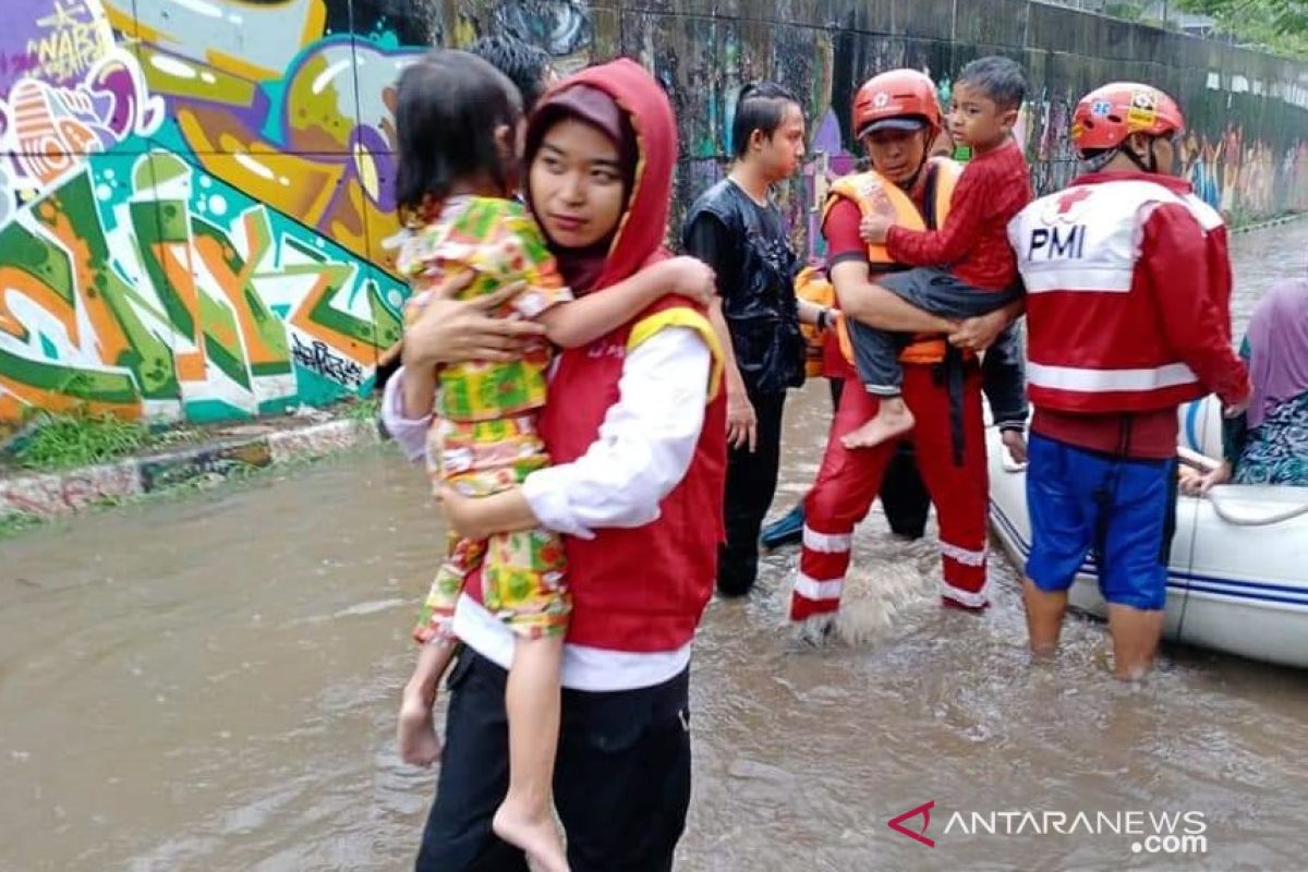 Aksi heroik relawan PMI evakuasi warga terjebak banjir di Jabodetabek