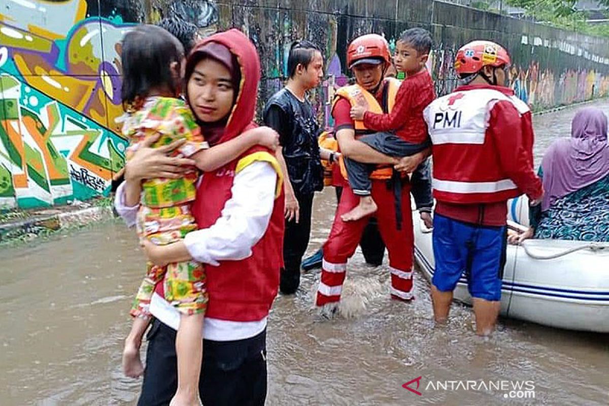 Banjir Jabodetabek ada aksi heroik PMI selamatkan warga