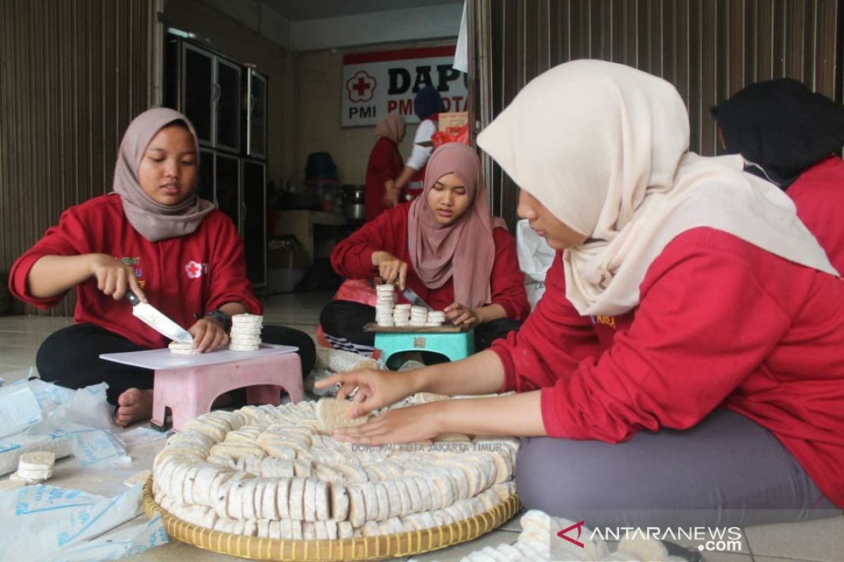 Untuk korban banjir, PMI Jaktim distribusikan ribuan paket makanan