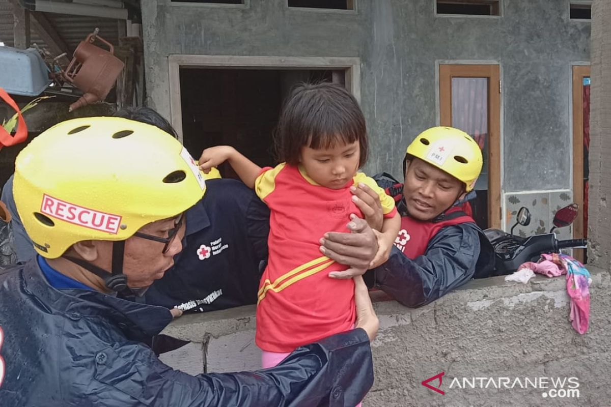 PMI Kota Tangerang siagakan ambulans di lokasi banjir