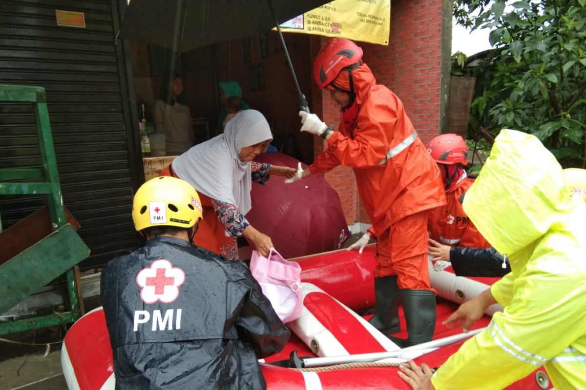 PMI Kota Tangerang terjunkan relawan bantu evakuasi korban banjir