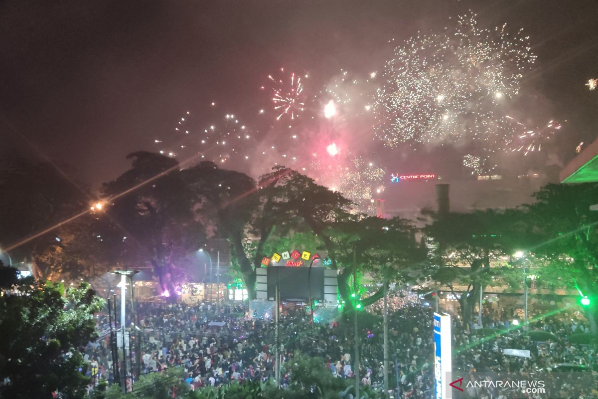 Warga Medan padati Lapangan Merdeka sambut tahun baru