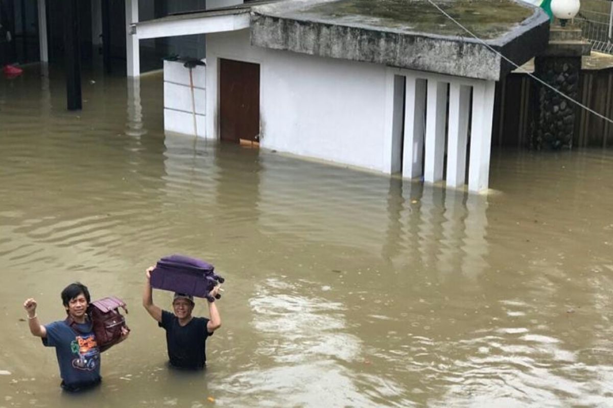 Rumah Rian D'MASIV kebanjiran setinggi dada
