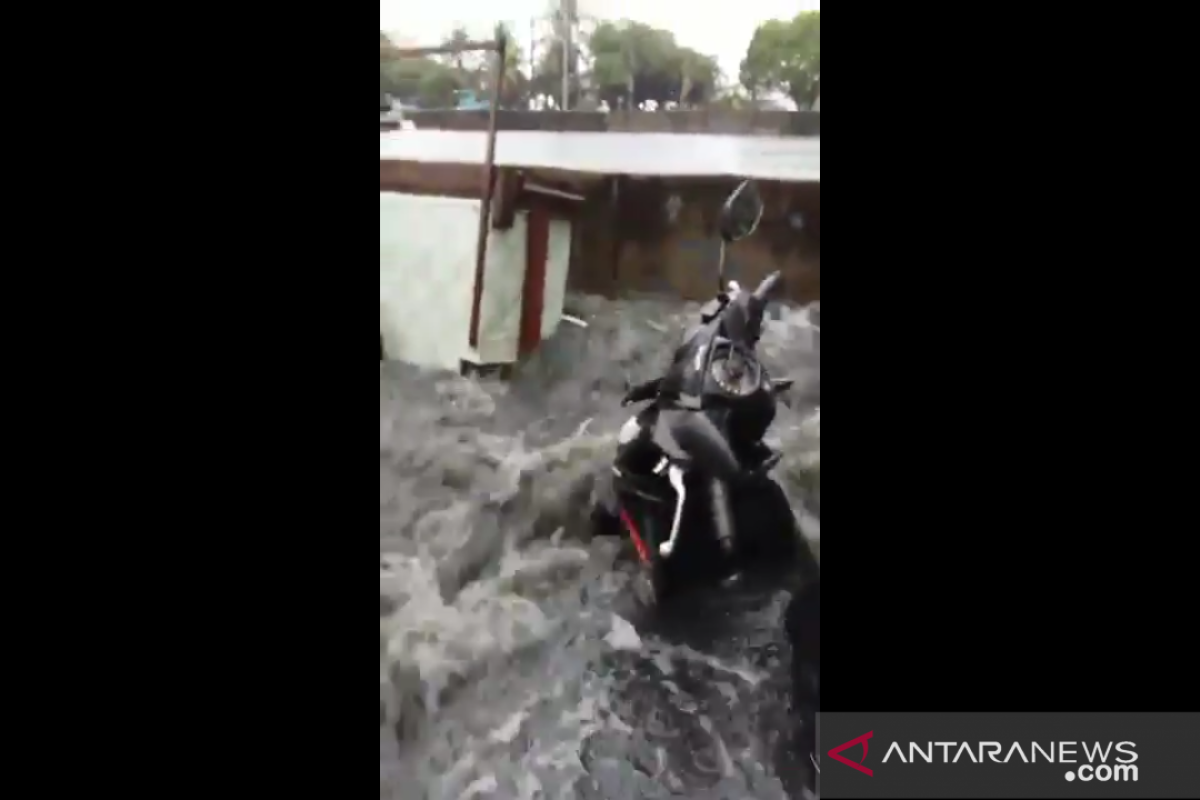 Tanggul Kali Mookevart jebol sebabkan luapan banjir