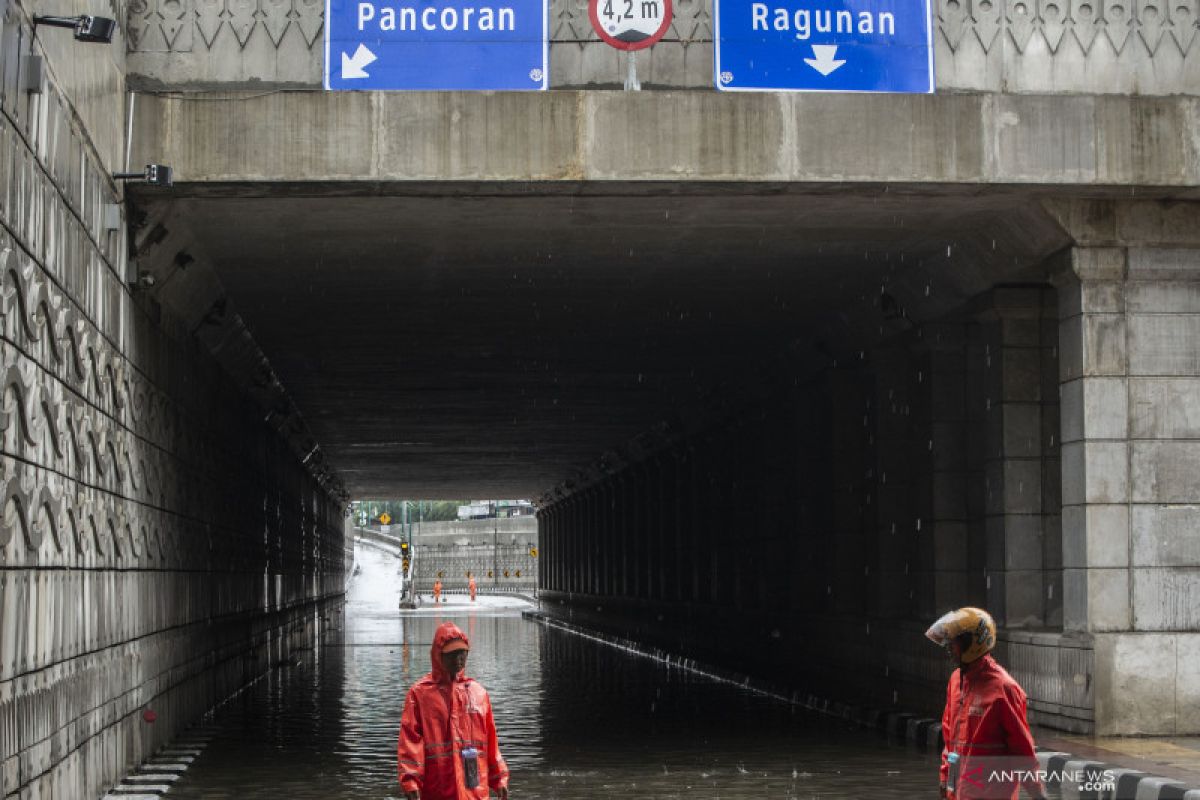 Jalan di Underpass Tol Cawang dialihkan akibat banjir