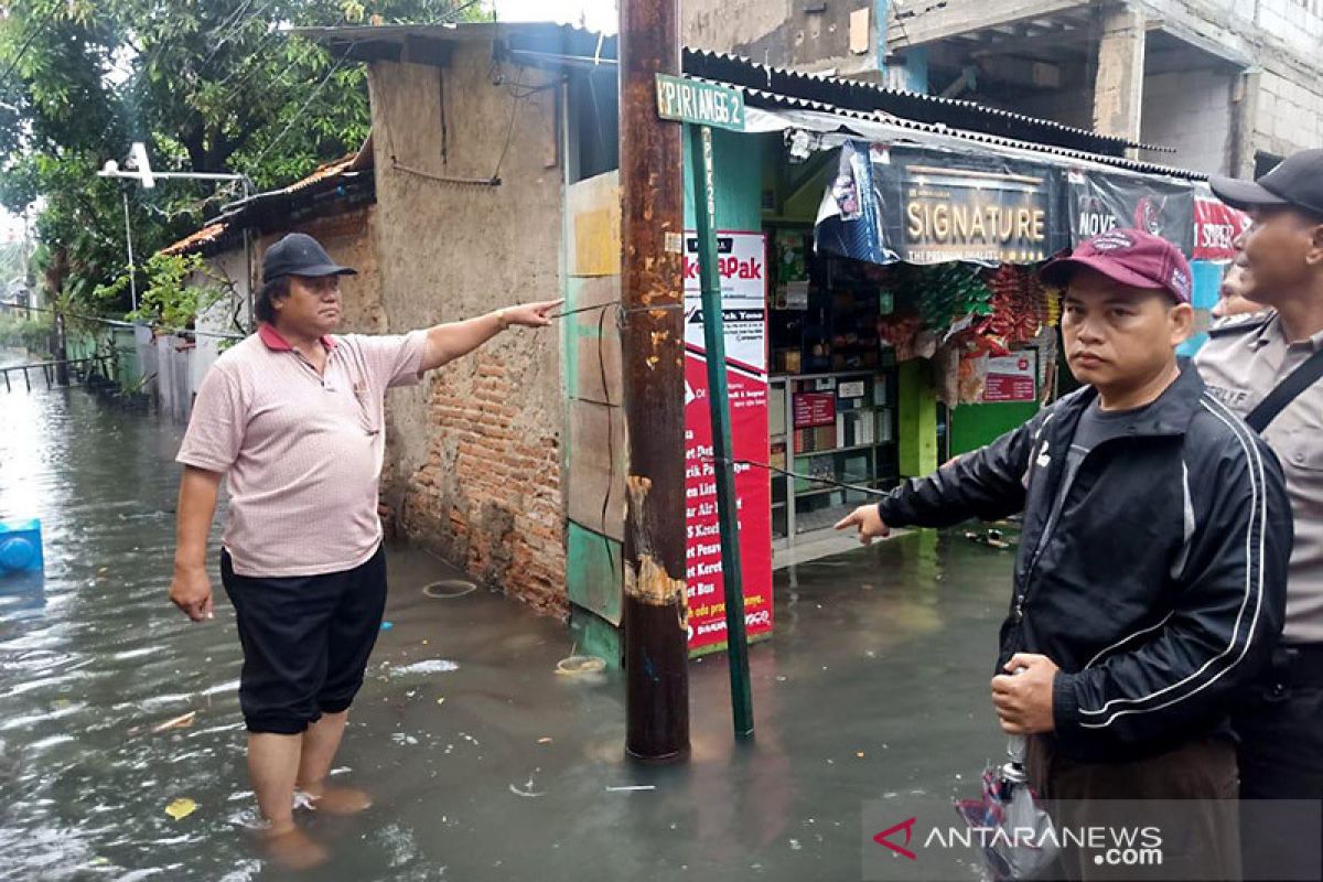 Pelajar SMA tewas tersengat listrik saat banjir di Kemayoran