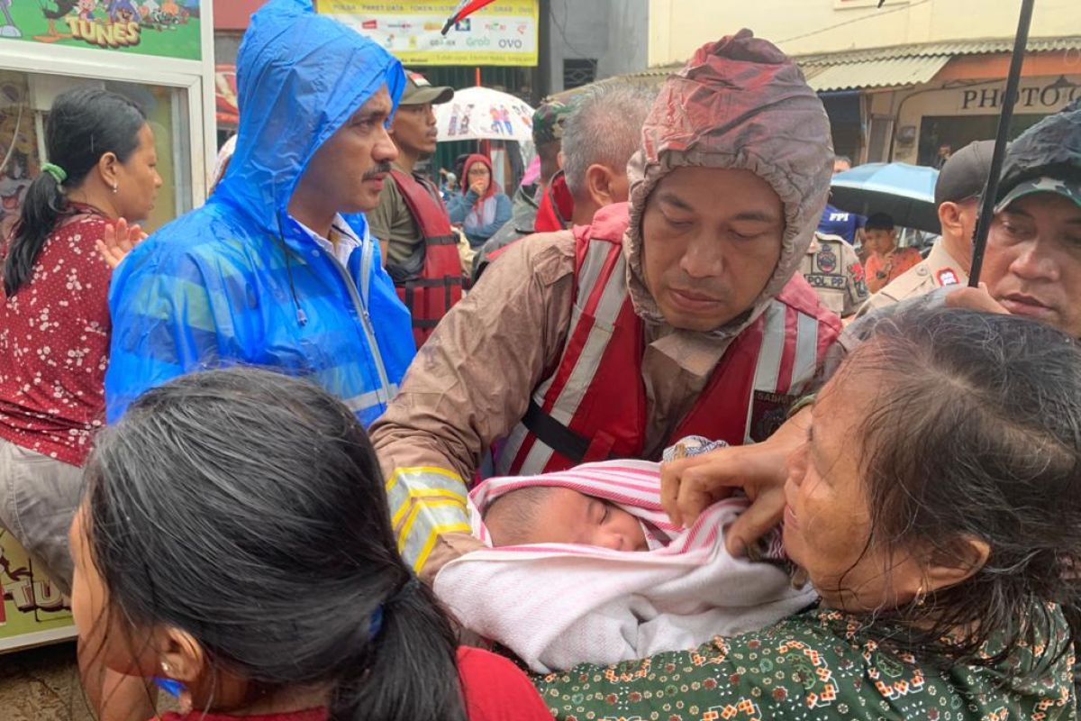 Polisi evakuasi bayi terjebak banjir di  Cipinang Melayu