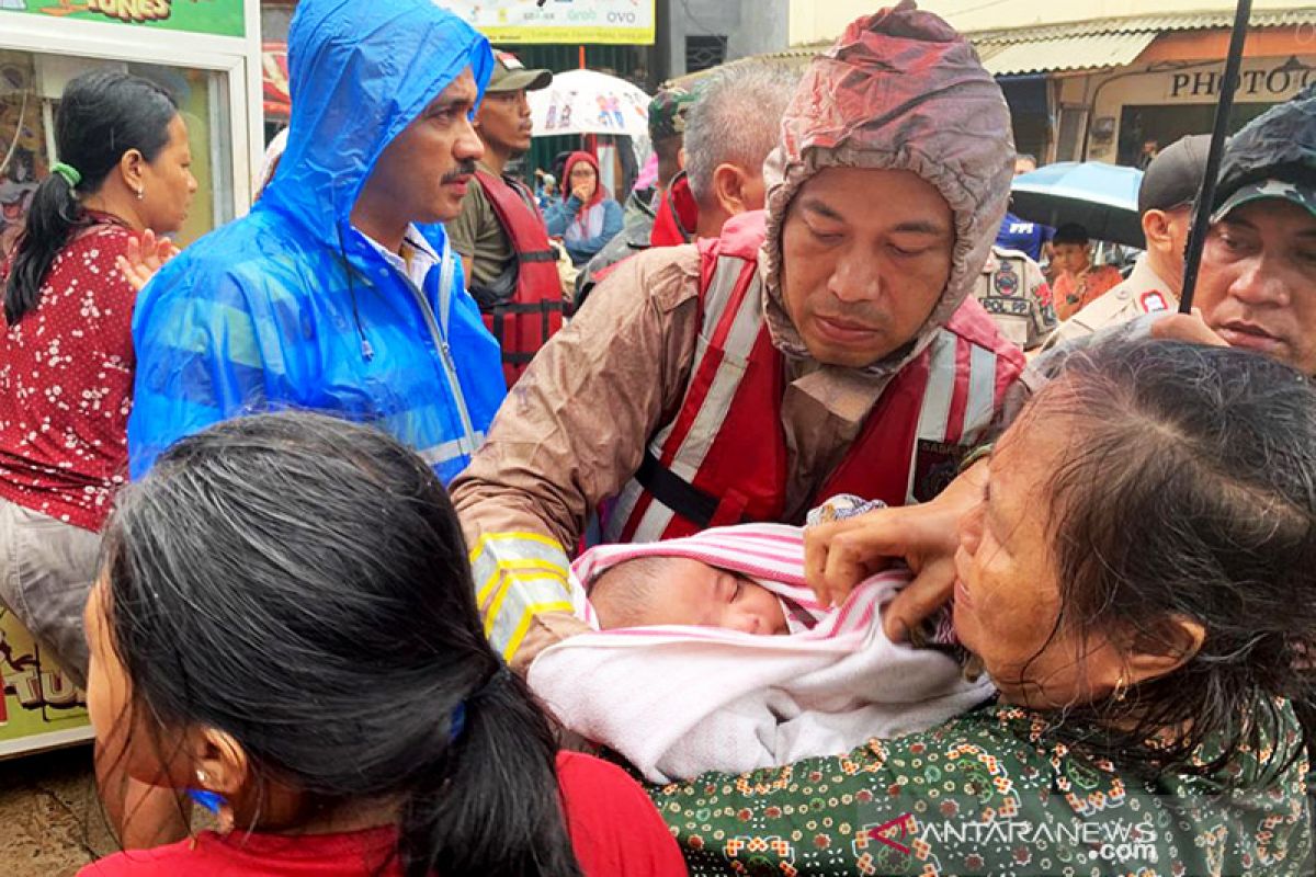 Polisi evakuasi bayi terjebak banjir di Cipinang Melayu