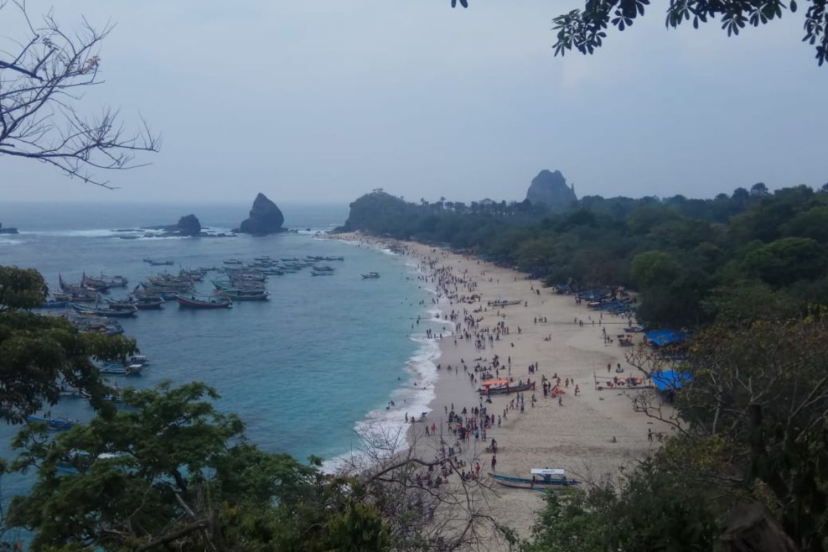 Libur tahun baru, ribuan wisatawan kunjungi Pantai Papuma Jember