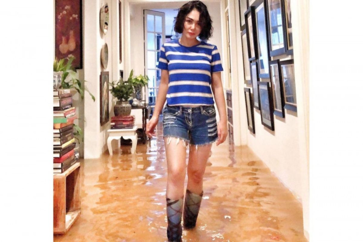Yuni Shara sambut tahun baru dengan banjir
