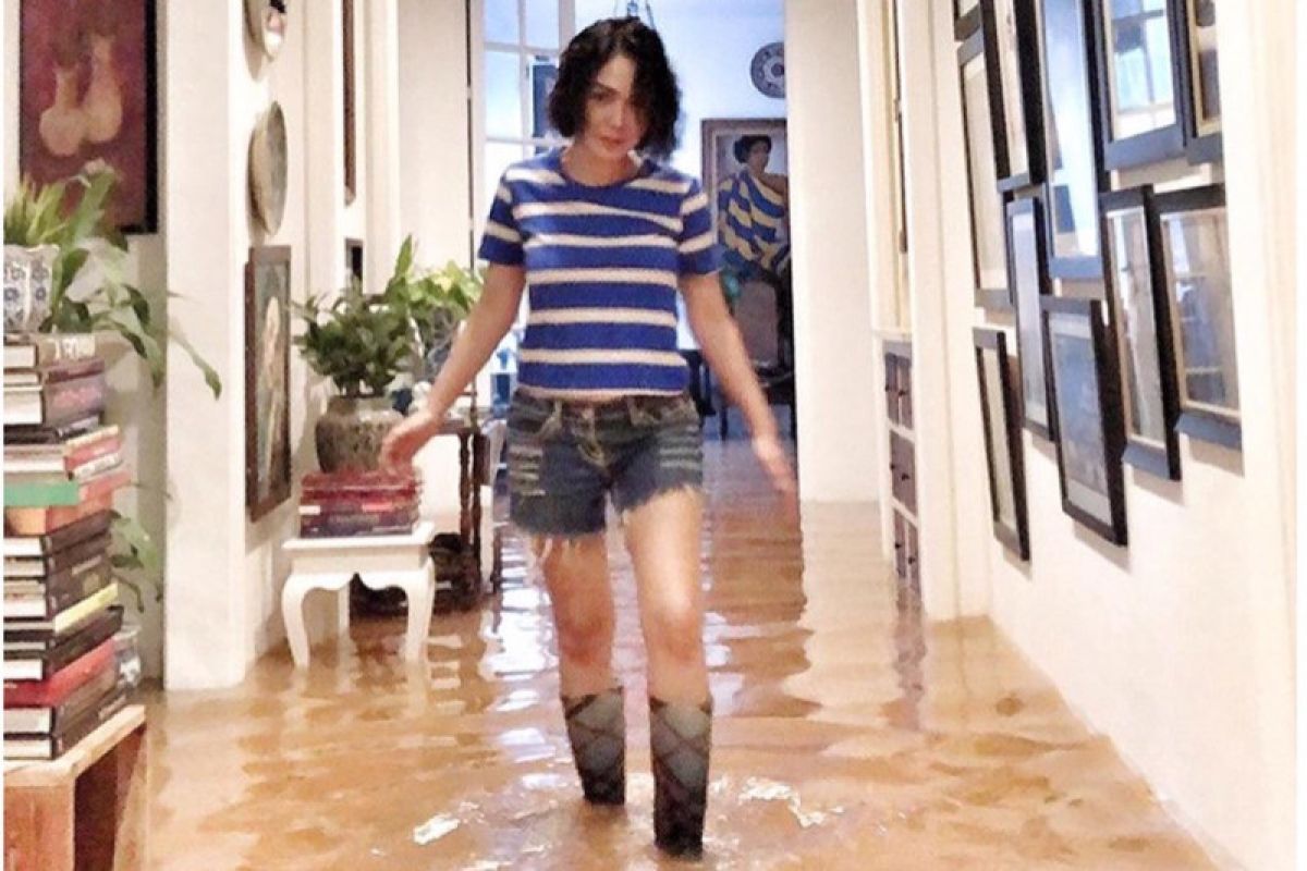 Yuni Shara mengungsi akibat banjir