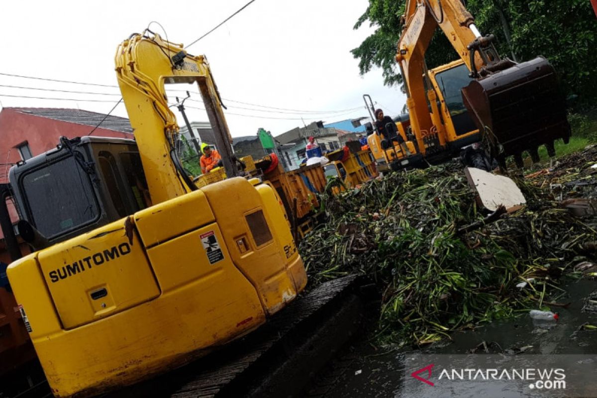 Pemkot Tangerang kerahkan alat berat angkut eceng gondok di kali