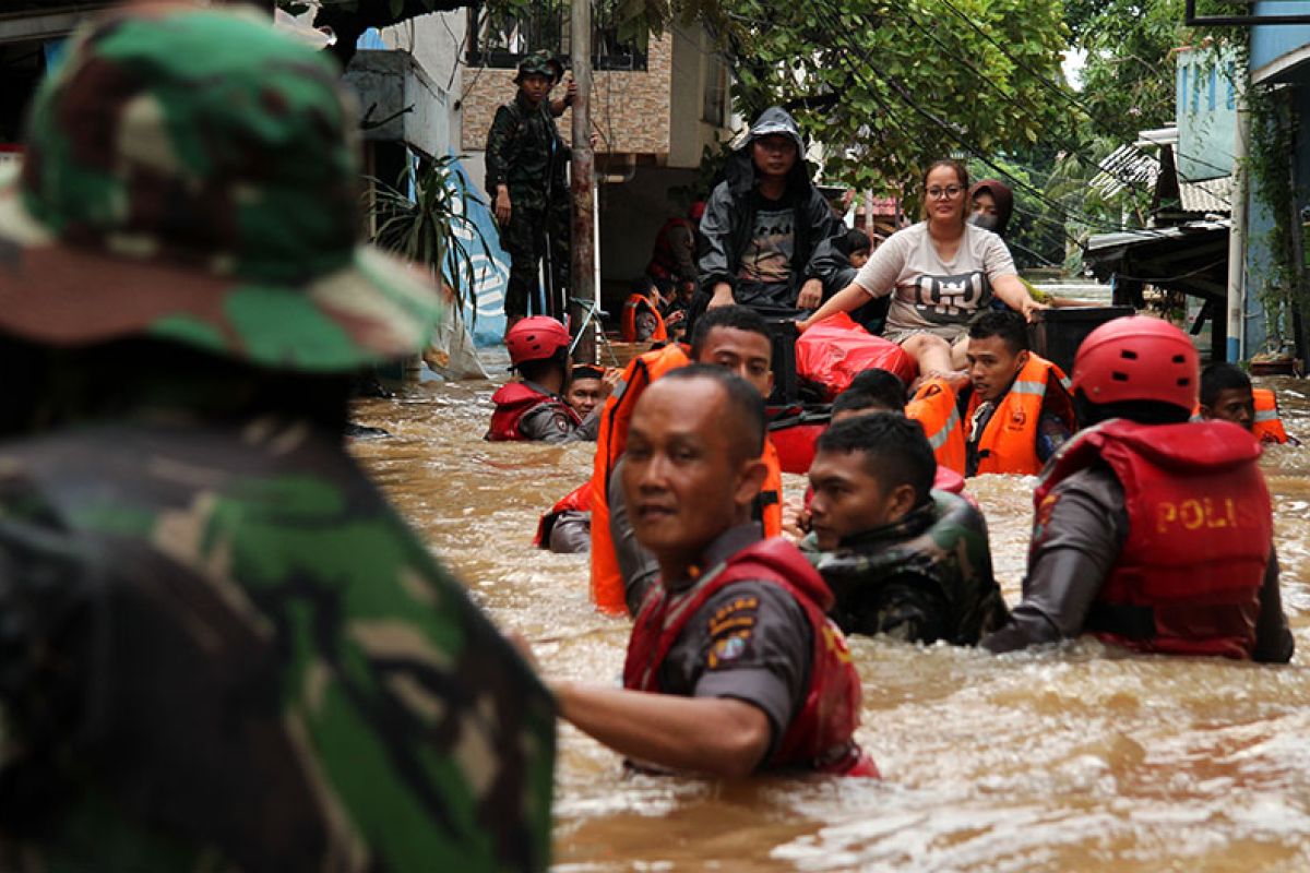 Ribuan warga  terpaksa mengungsi akibat banjir kepung  Jakarta