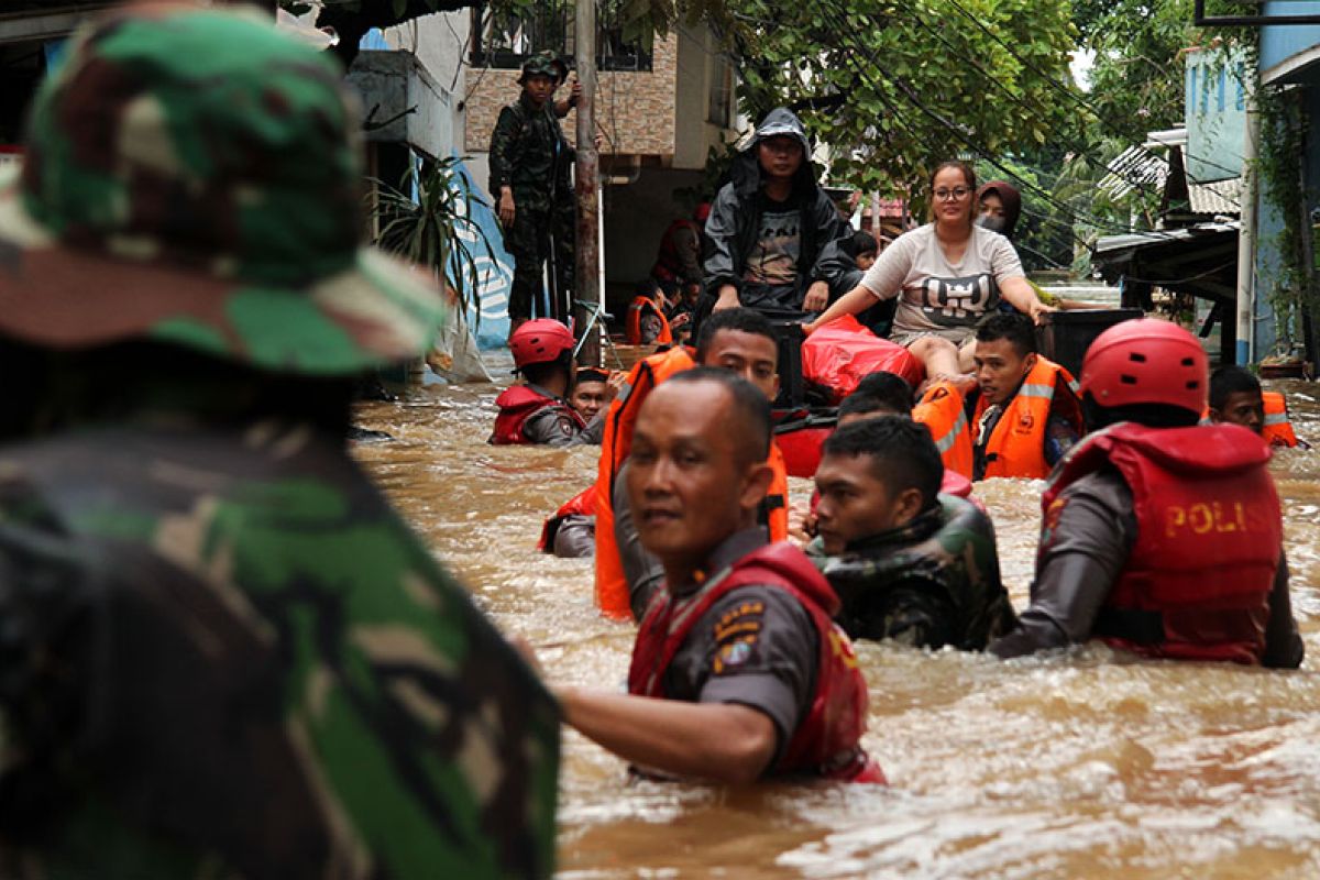 Ribuan warga terpaksa mengungsi akibat banjir kepung  Jakarta