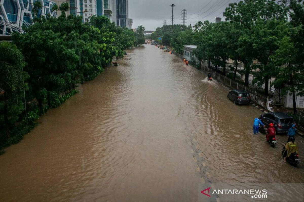 Mensos tinjau dapur umum pengungsi korban banjir Cawang Jaktim