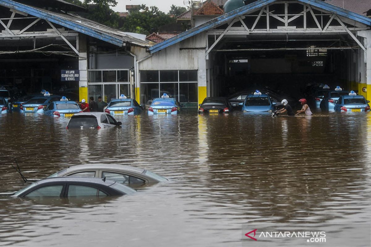 Round up - Jakarta dikepung banjir, ribuan orang terpaksa mengungsi