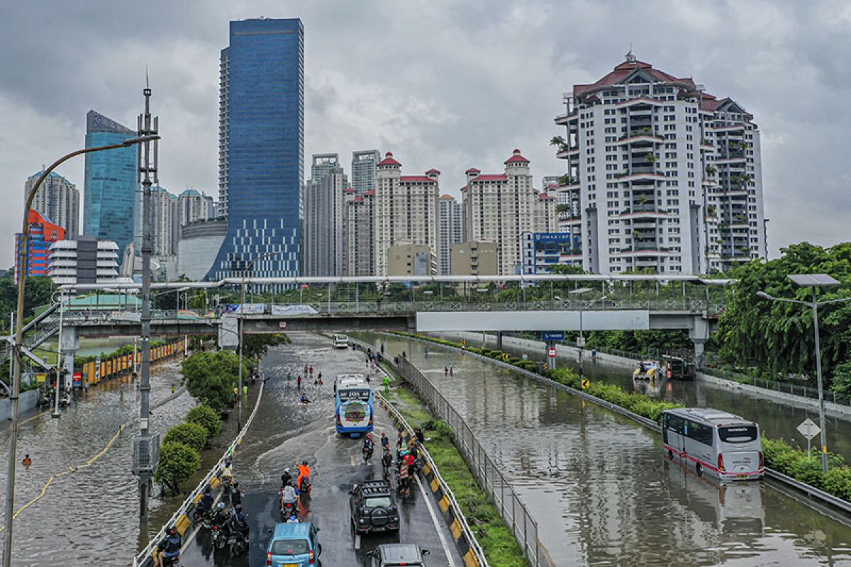 Kemarin, Jakarta banjir hingga tips berkendara saat banjir
