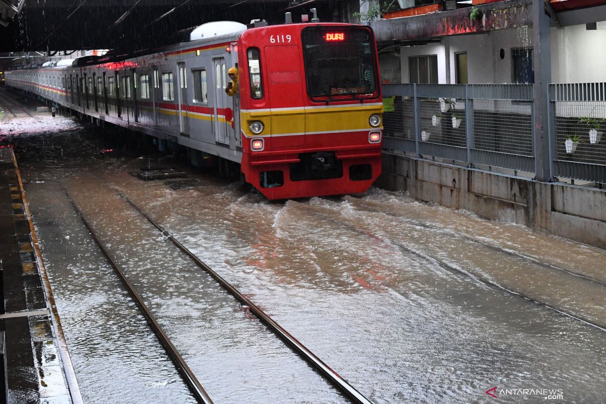 Sejumlah perjalanan kereta api terganggu akibat banjir Jakarta