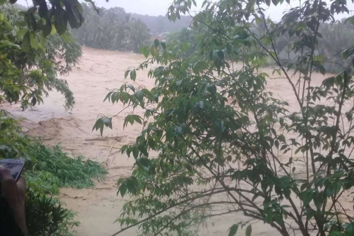 Ribuan warga terdampak banjir di Lebak mengungsi