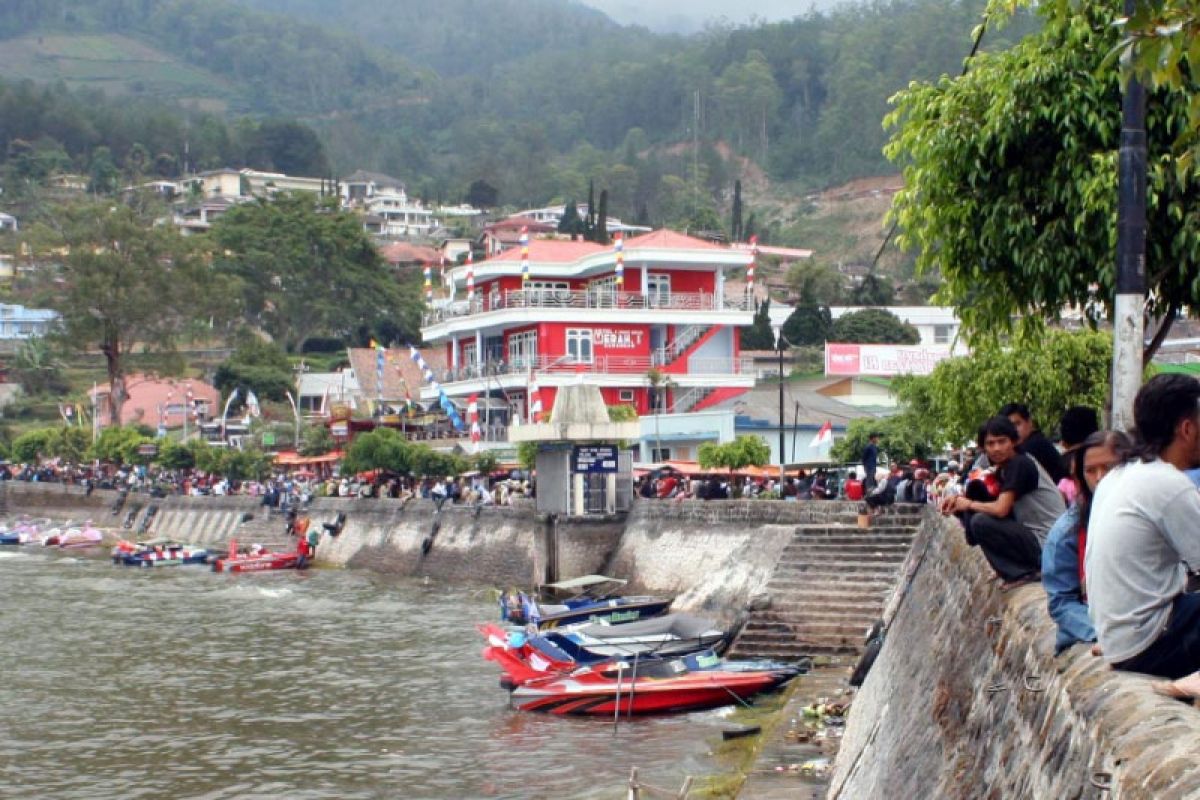 Ribuan wisatawan kunjungi Telaga Sarangan Magetan libur Tahun Baru