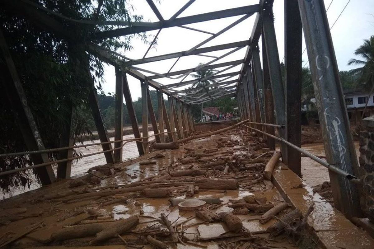 12 jembatan di Lebak Banten putus akibat banjir dan longsor