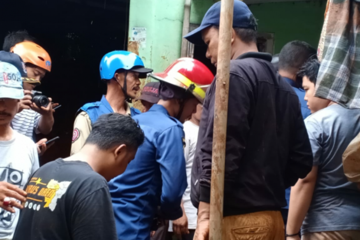 Tiga orang meninggal akibat longsor di Depok